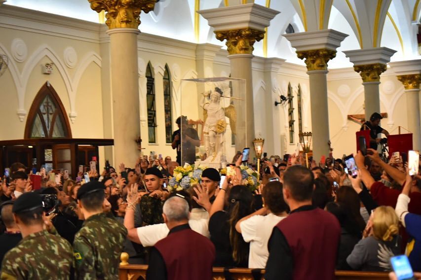 Diocese de Camaçari, na Bahia, recebe peregrinação histórica com imagem de São Miguel Arcanjo vinda da Itália, conduzida pelo Instituto Hesed